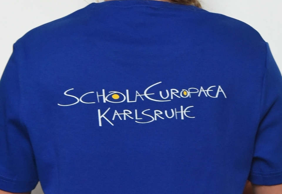 T-Shirt – Europablau mit Logo “Pyramide”